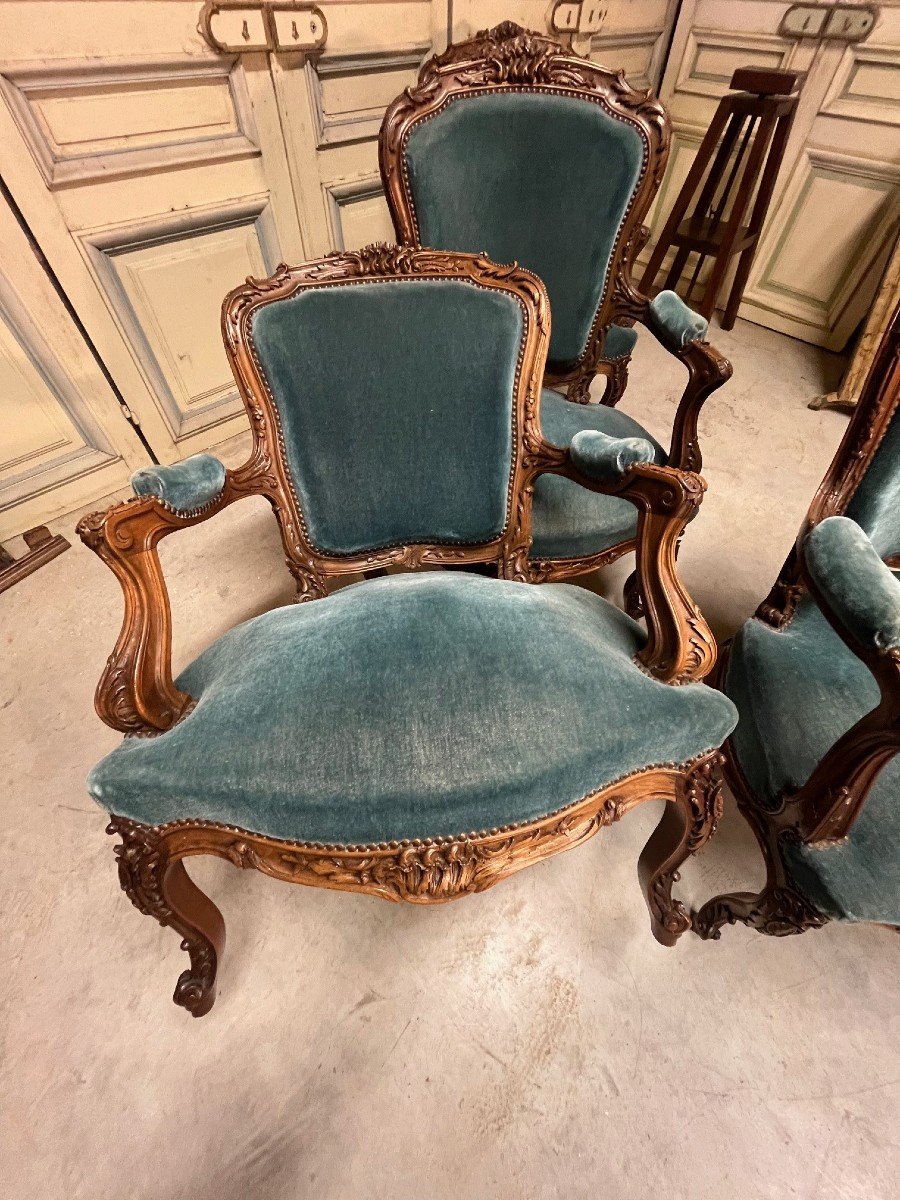 Suite De Quatre Fauteuils En Noyer Sculptés De Style Rocaille.-photo-3