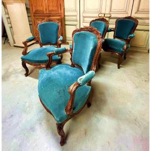 Suite De Quatre Fauteuils En Noyer Sculptés De Style Rocaille.