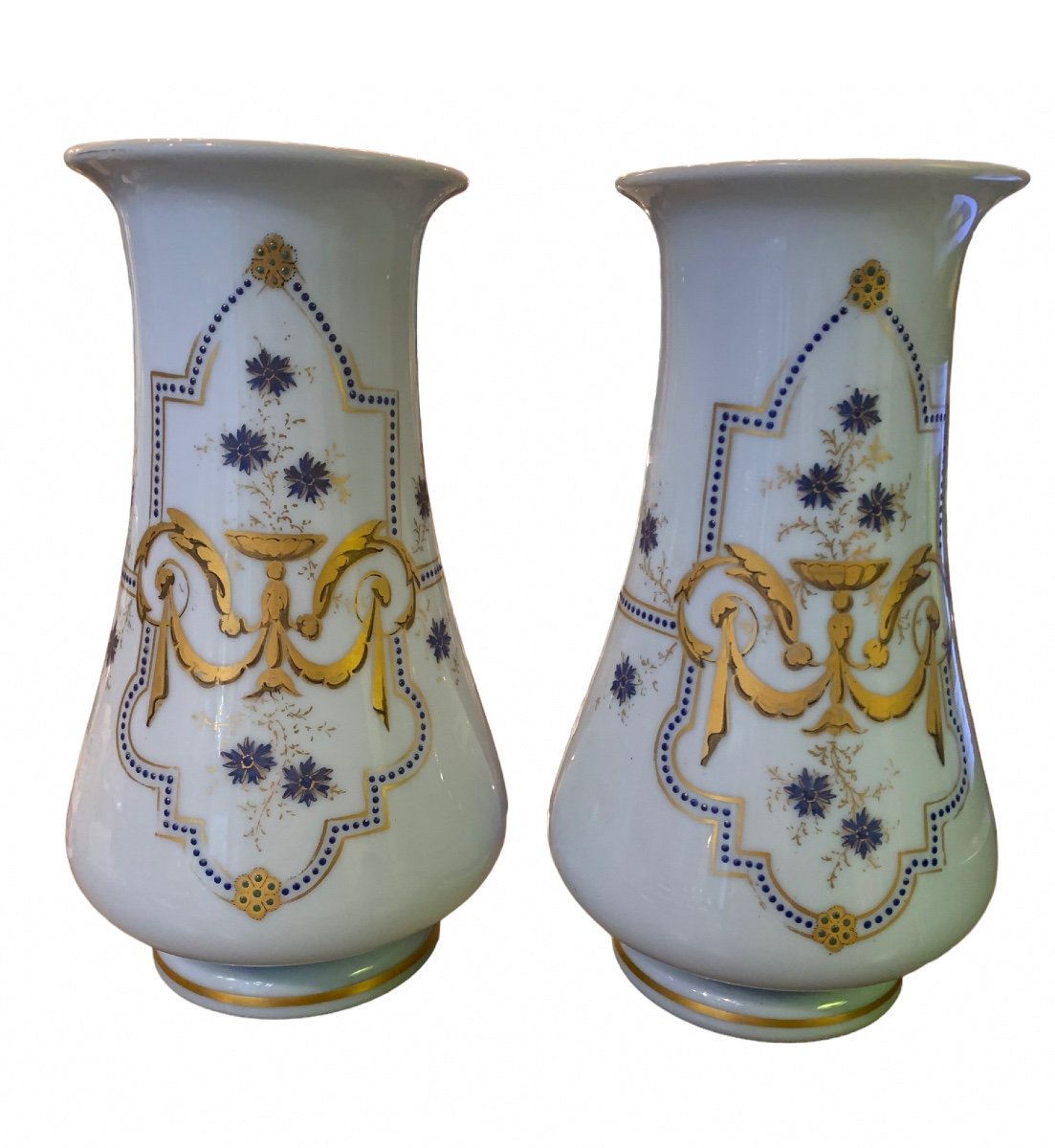 Paire De Vases En Opaline De Baccarat Violet , Décor Dorée, Parfait état