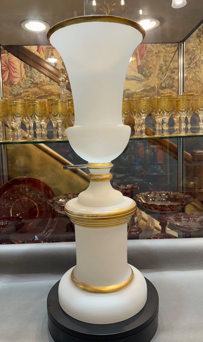 Très Grand Vase En Opaline Blanc , baccarat ,67 cm