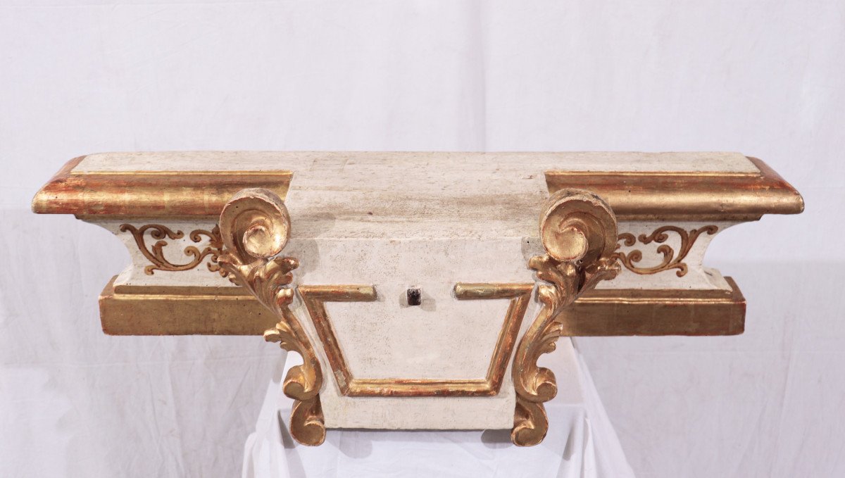 Lacquered And Gilded Wall Shelf, Tuscany, 18th Century