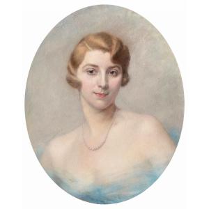 Portrait De Jeune Femme &eacute;l&eacute;gante