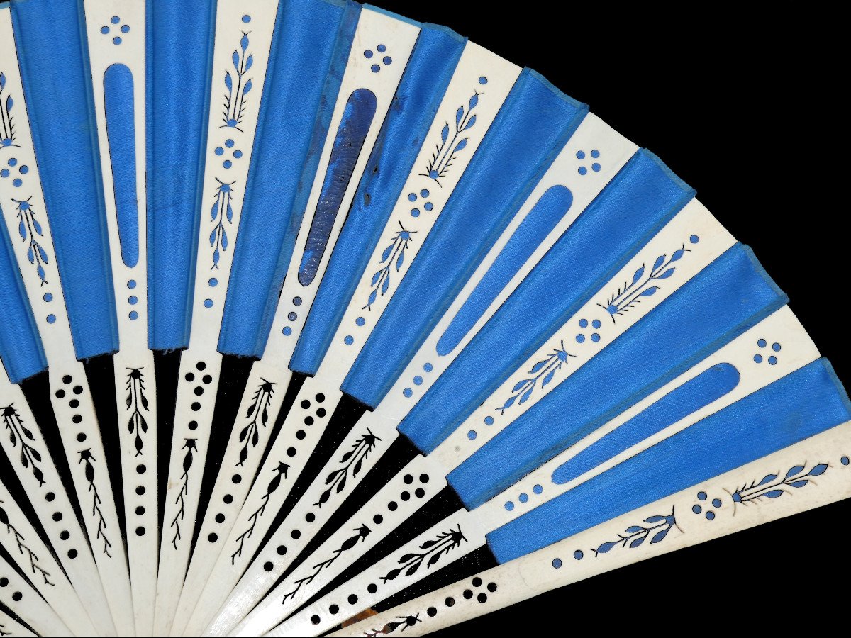 Eventail De Bal En Soie Bleu Celeste , Navre Et Os Percé , Epoque 1840 -photo-3