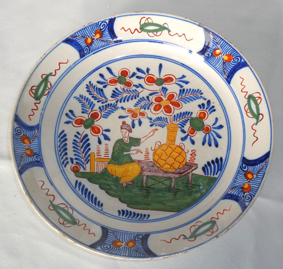 Assiette à Crepes Pannekoek En Faience Polychrome De Delft , Décor Au Chinois , XVIIIe Siecle , Manufacture des deux Bateaux