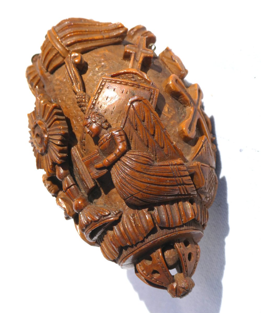 Carved Corrozo Nut, Religious Decor Shaker, The Passion Of Christ, 19th Century Tobacco -photo-2