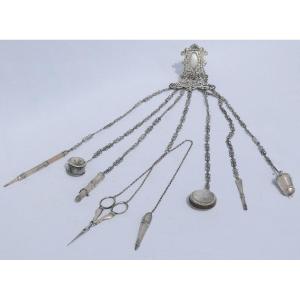 Important Chatelaine In Sterling Silver, 19th Century Period, Thimble, Pair Of Scissors 