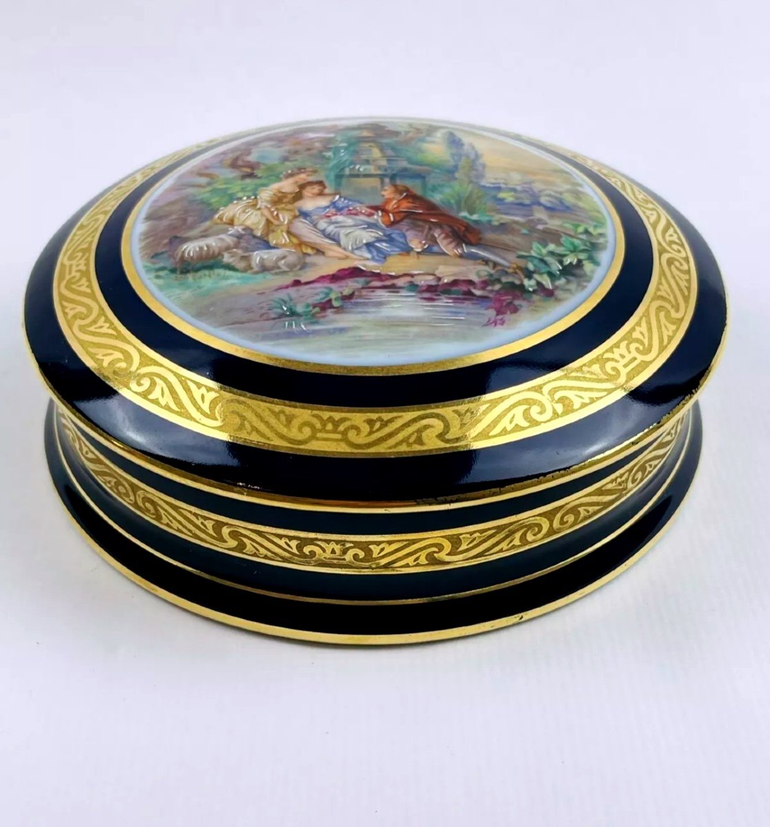 Large Limoges Porcelain Candy Box, Blue Oven, Gallant Scene-photo-3