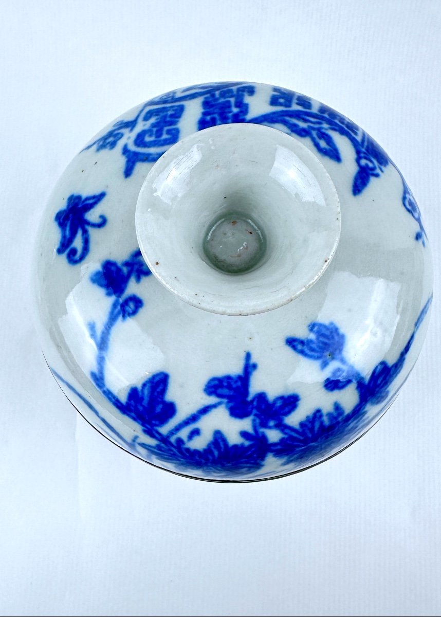 18th Century Chinese Porcelain Covered Pot-photo-2