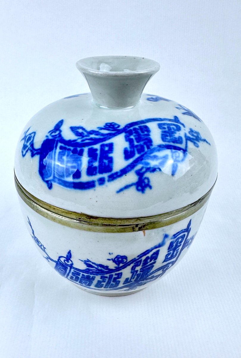 18th Century Chinese Porcelain Covered Pot-photo-1