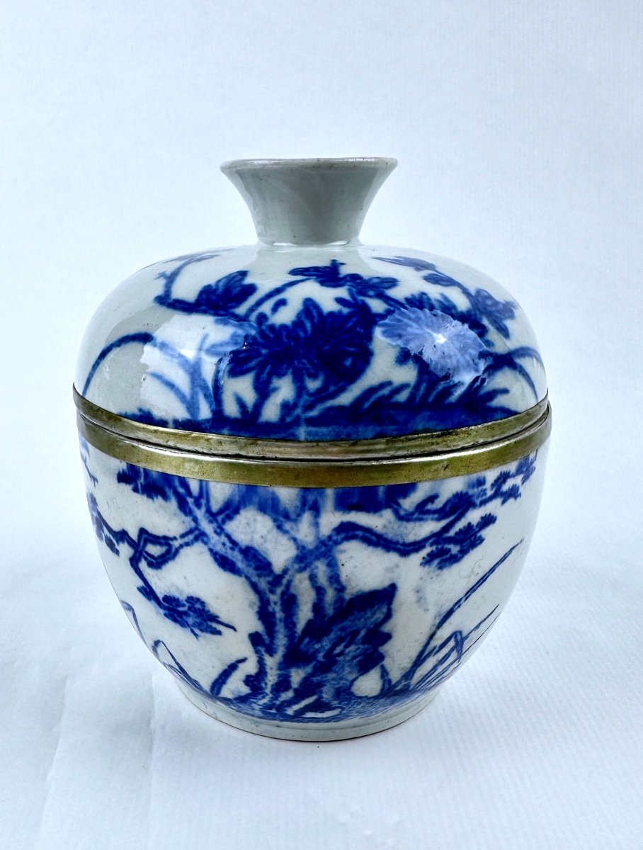 18th Century Chinese Porcelain Covered Pot