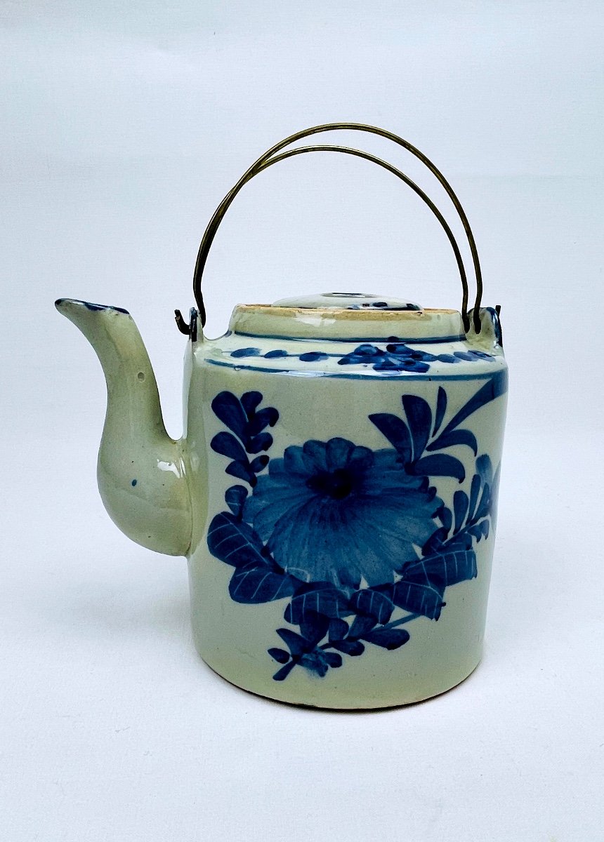 Chinese Porcelain Teapot, 19th Century