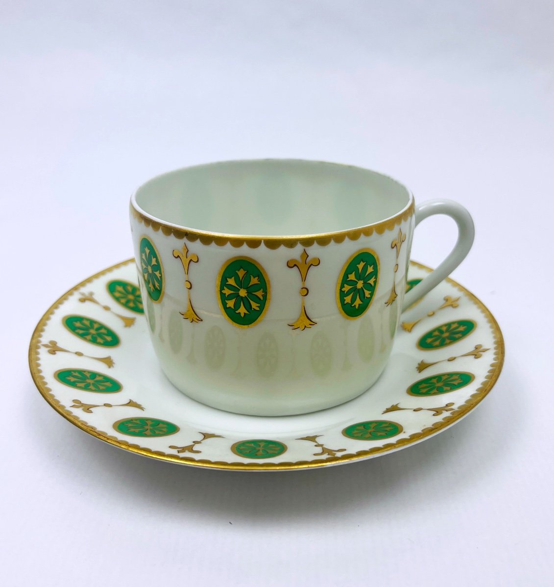 Suite De Six Tasses à Thé Et Un Pot à Lait Porcelaine De Paris, Décor Médaillon Louis XVI-photo-2