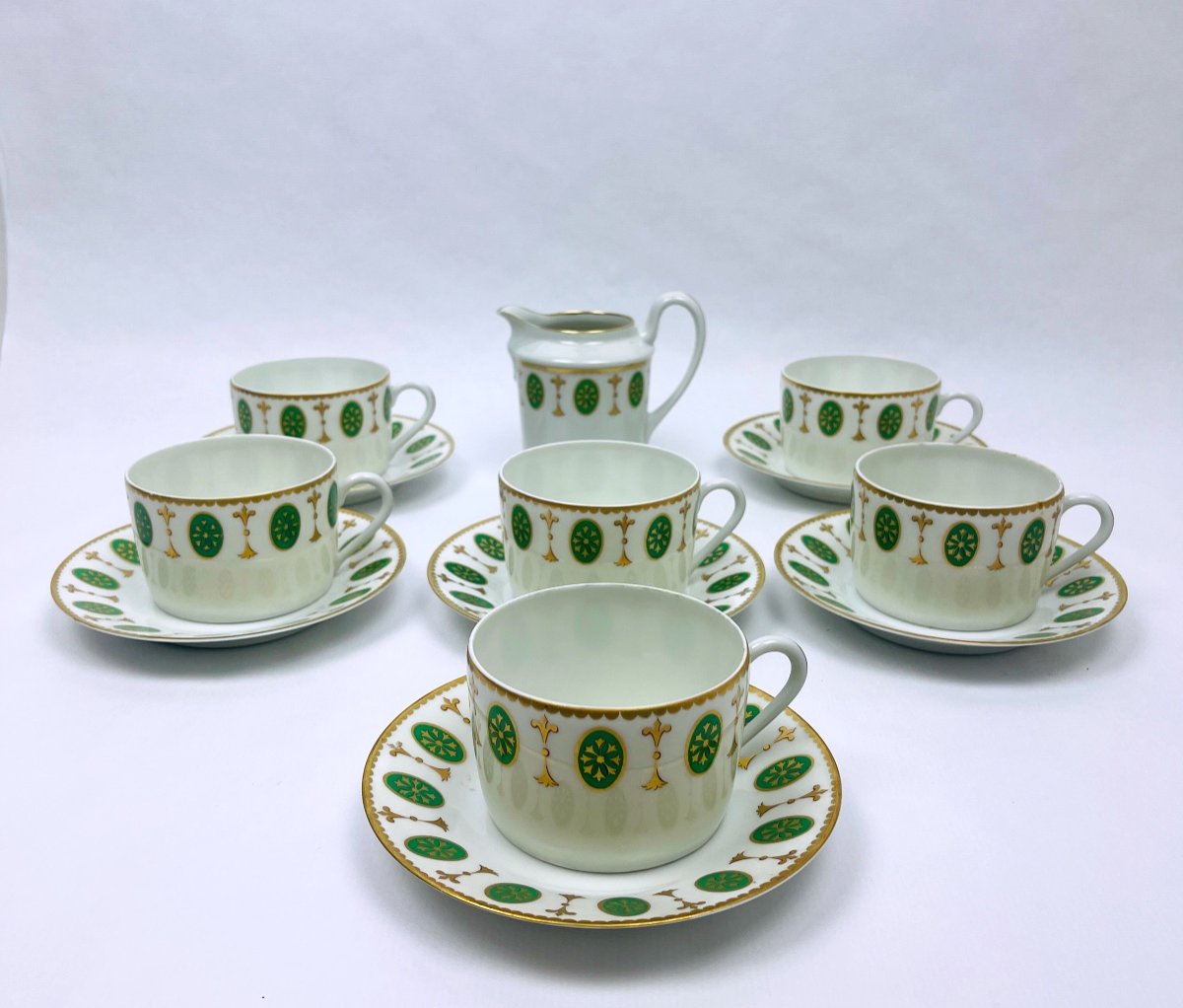 Suite De Six Tasses à Thé Et Un Pot à Lait Porcelaine De Paris, Décor Médaillon Louis XVI