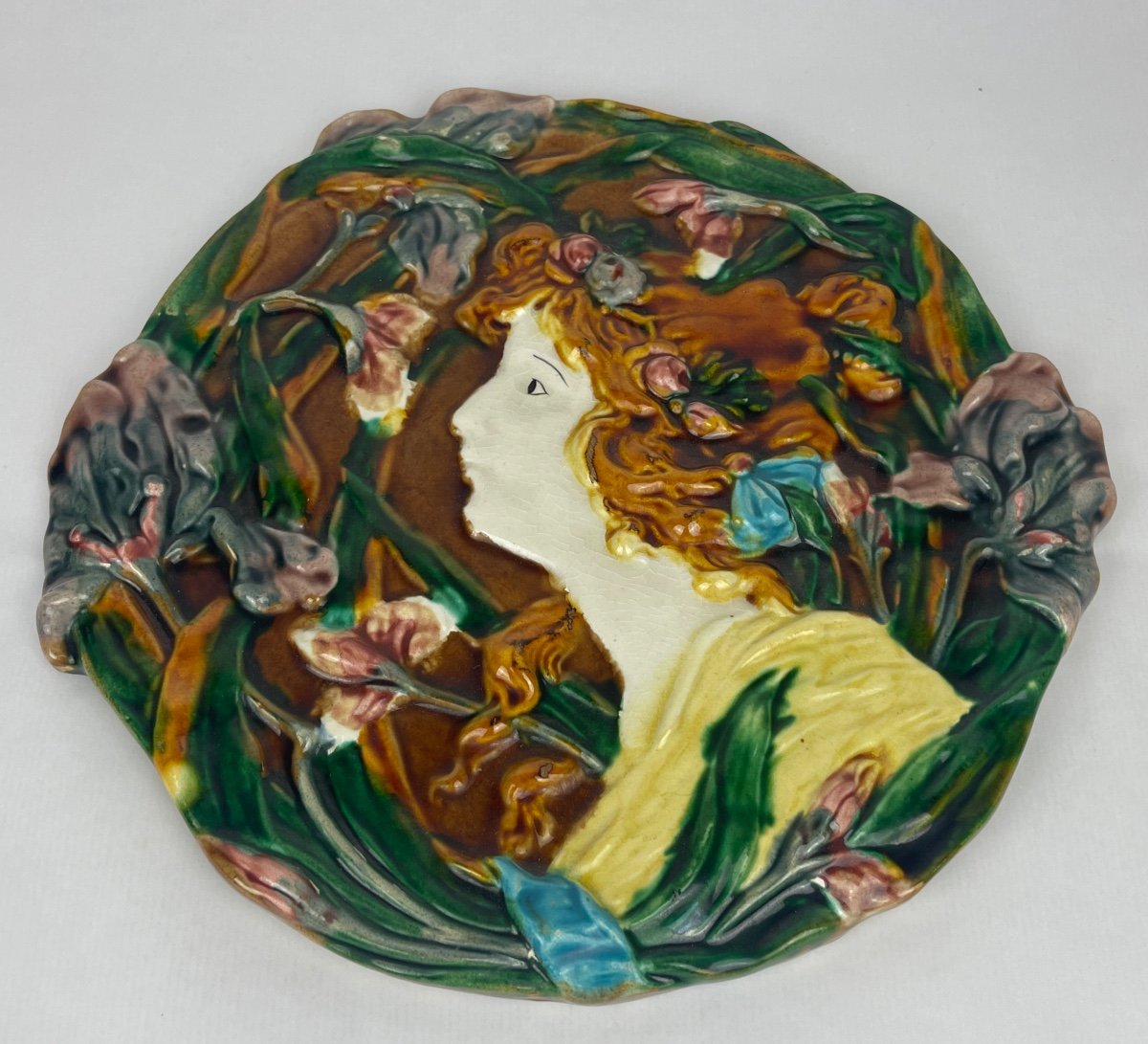 Plaque En Céramique Polychrome, Profil Féminin, époque Art Nouveau