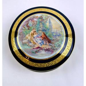 Grande Bonbonnière En Porcelaine De Limoges Bleu De Four, Scène Galante