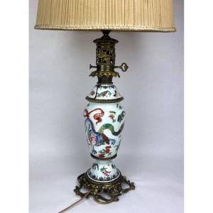 Lampe En Porcelaine De Chine Et Bronze Doré, Dragon Et Scène Guerrière 