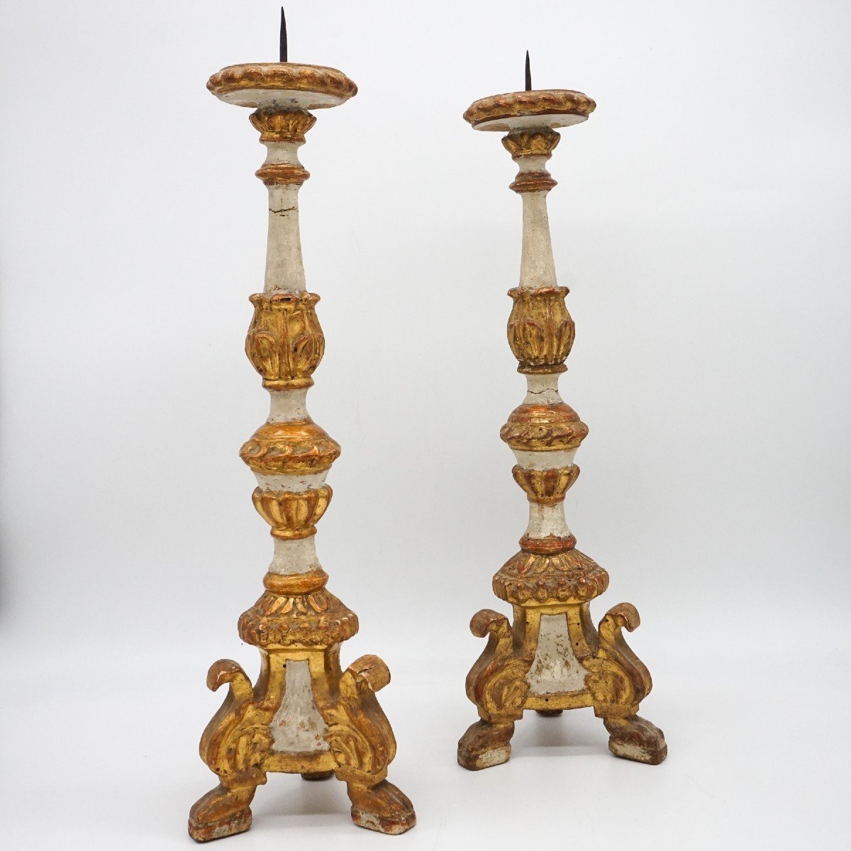 Paire de chandeliers en bois doré et peint, XVIIIe siècle