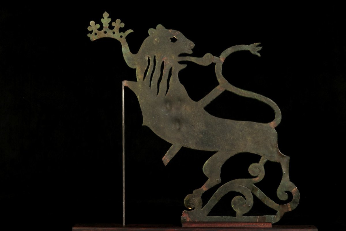 Old Vestige Of A Brass Trade Sign, Work From The XVIIIth Century / Folt Art Lion Crown-photo-2