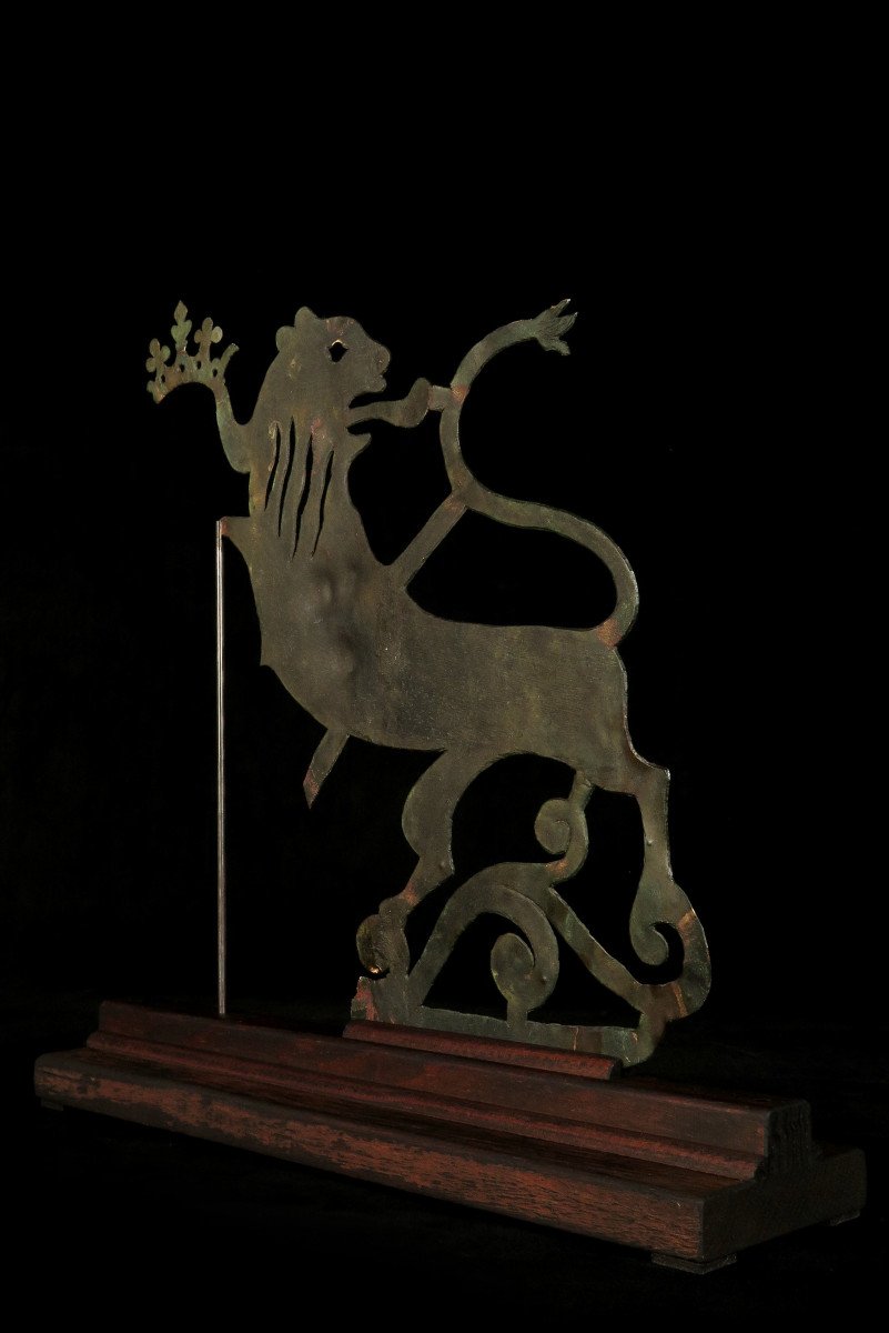 Old Vestige Of A Brass Trade Sign, Work From The XVIIIth Century / Folt Art Lion Crown-photo-2