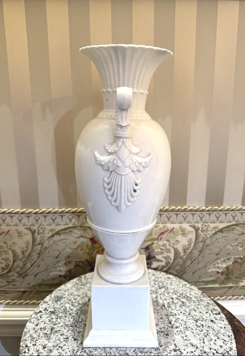 Neoclassical Decorative Vase In White Porcelain (19th Century)-photo-2