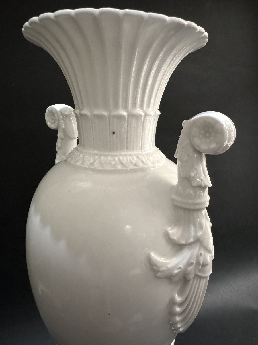 Neoclassical Decorative Vase In White Porcelain (19th Century)-photo-1