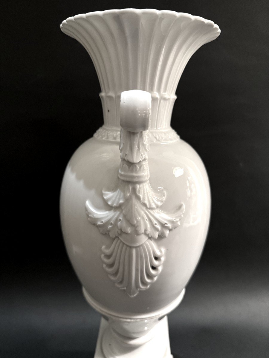 Neoclassical Decorative Vase In White Porcelain (19th Century)-photo-2