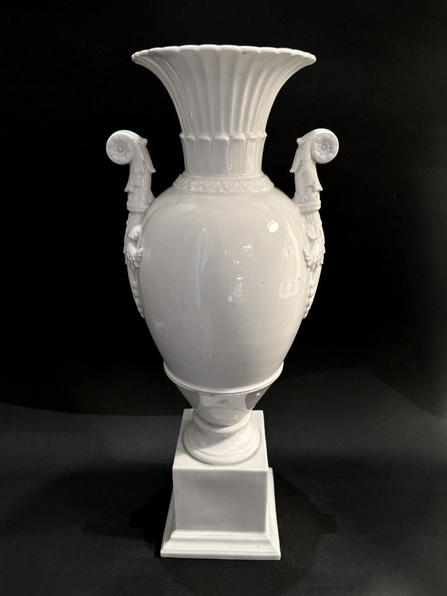 Neoclassical Decorative Vase In White Porcelain (19th Century)