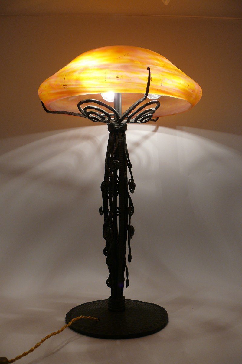 Daum Nancy, Lampe à pied en fer forgé, verre marmoréen orangé, 55 cm.-photo-4