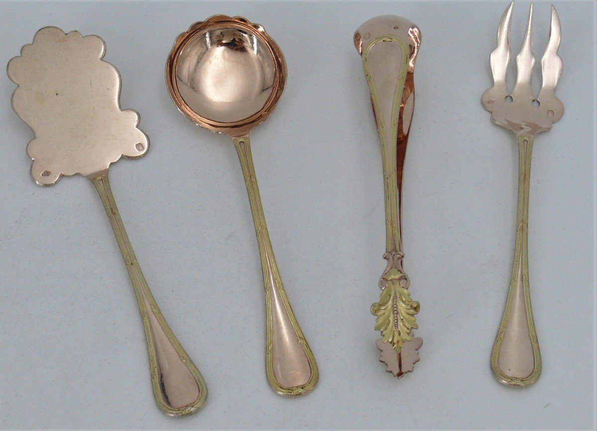 Ensemble de couverts en métal argenté servant cuillère fourchette