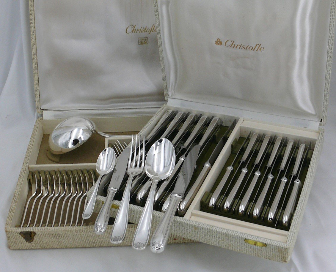 Christofle Modèle Marot, Petite Coquille, Ménagère Set De 61 Pièces En Métal Argenté.