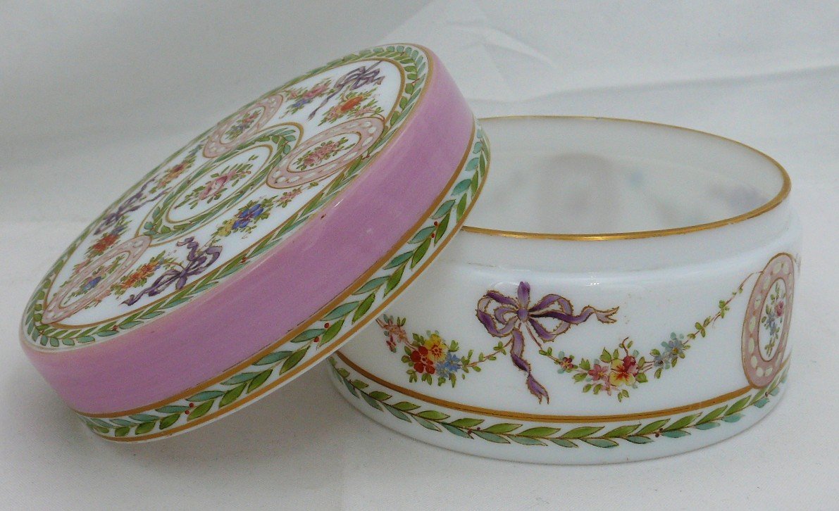 Baccarat, Box, Candy Box In Painted And Enameled Opaline, In Excellent Condition.-photo-2