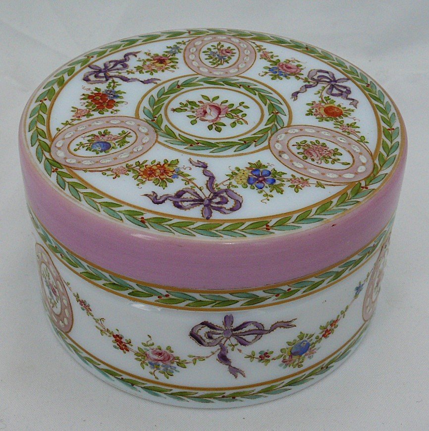 Baccarat, Box, Candy Box In Painted And Enameled Opaline, In Excellent Condition.-photo-4