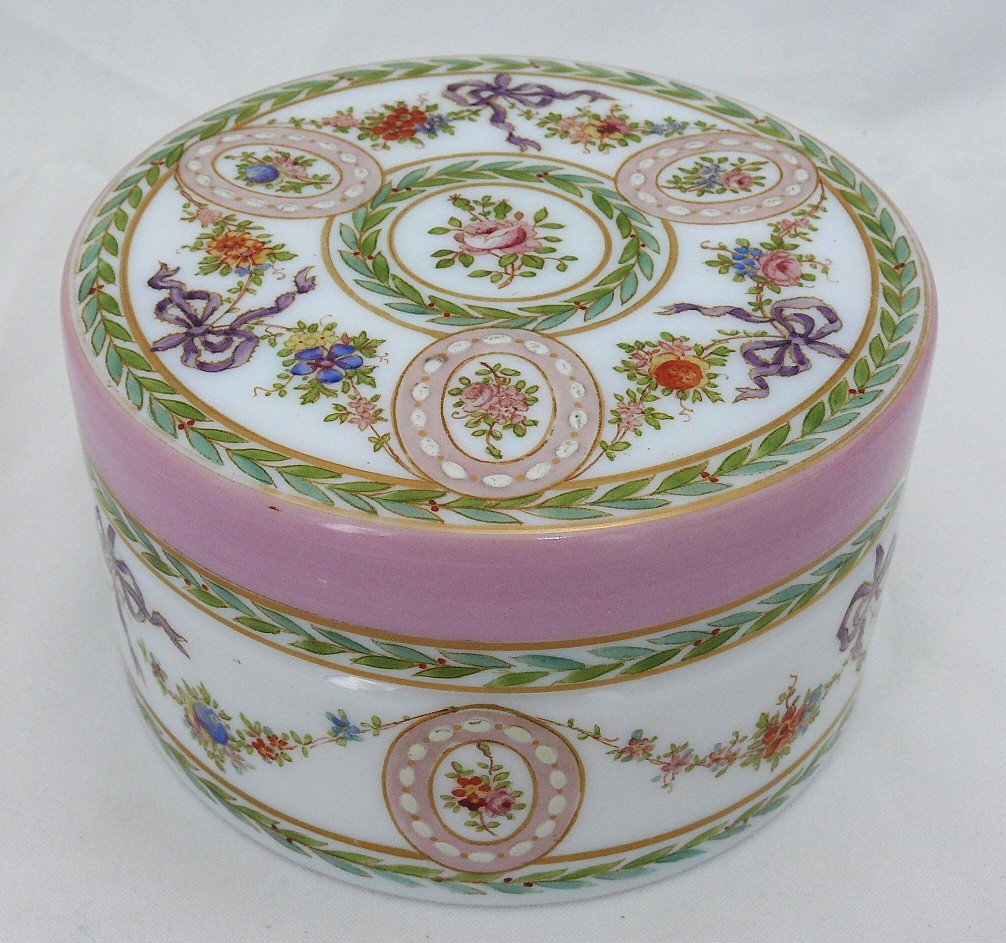 Baccarat, Box, Candy Box In Painted And Enameled Opaline, In Excellent Condition.-photo-3