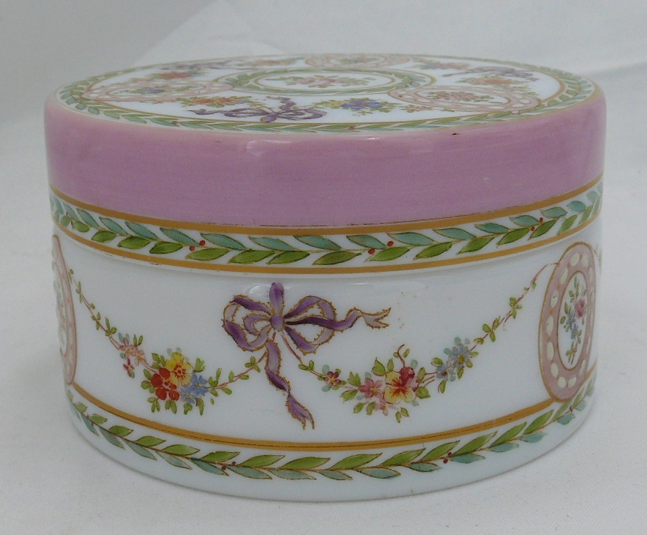 Baccarat, Box, Candy Box In Painted And Enameled Opaline, In Excellent Condition.-photo-4