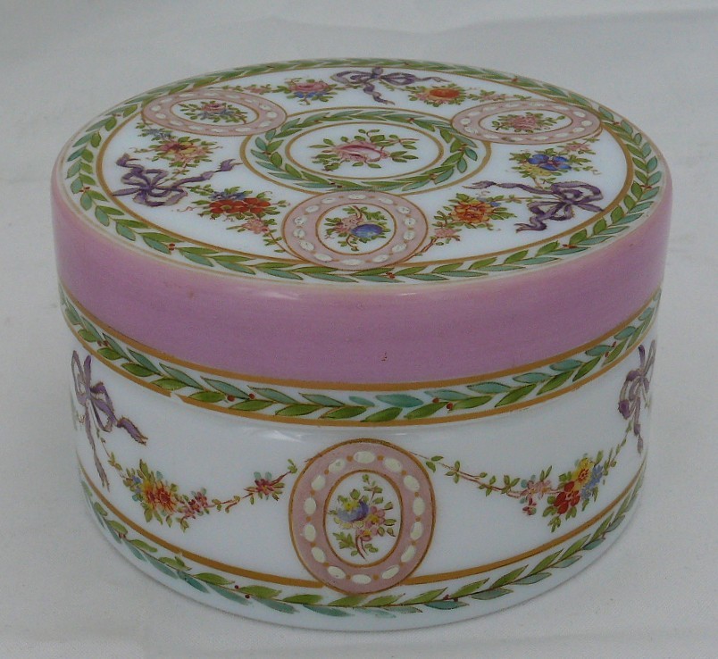 Baccarat, Box, Candy Box In Painted And Enameled Opaline, In Excellent Condition.