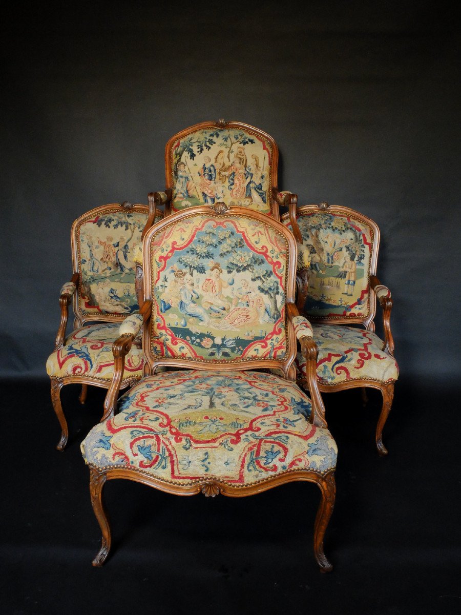 Suite de 4 fauteuils à la Reine estampillés de Delanois