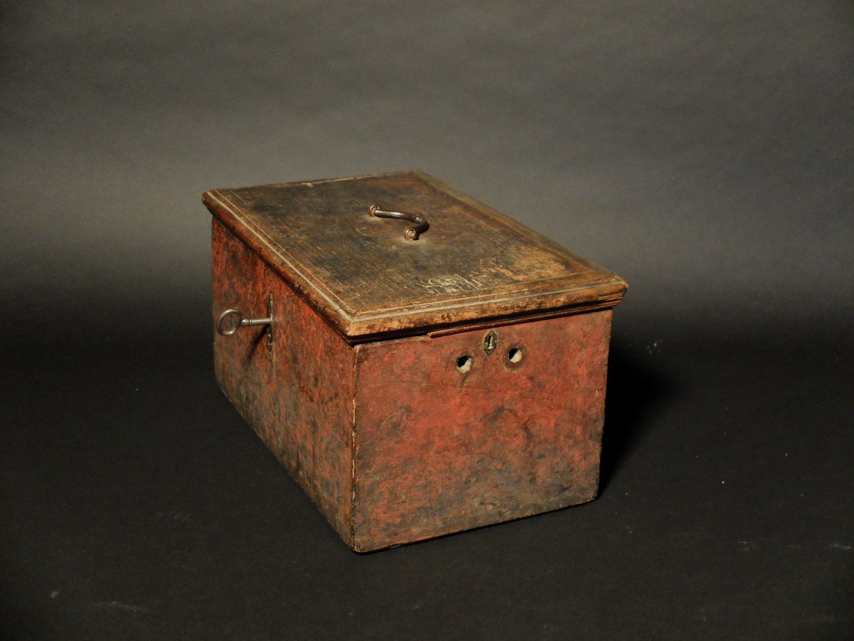 Wooden Box From The Beginning Of The 17th Century-photo-2