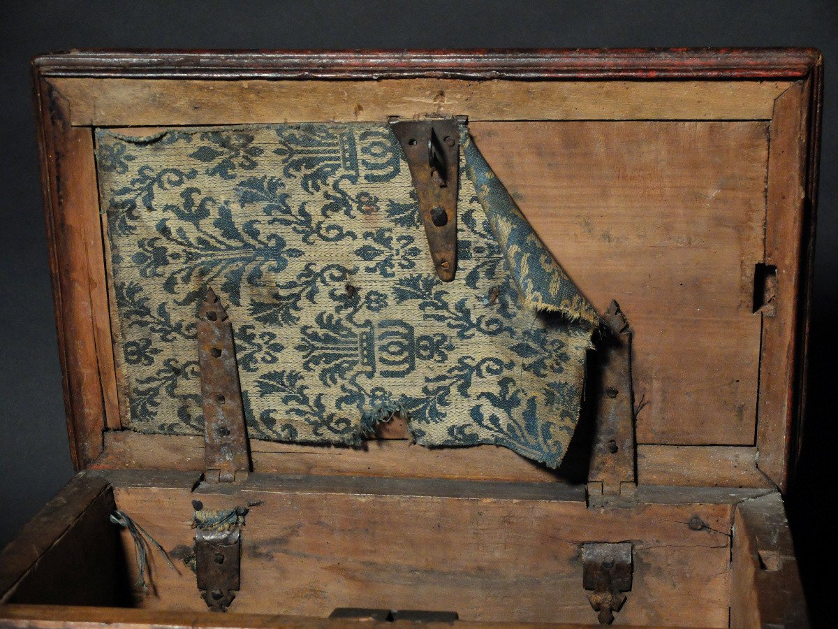 Wooden Box From The Beginning Of The 17th Century-photo-1