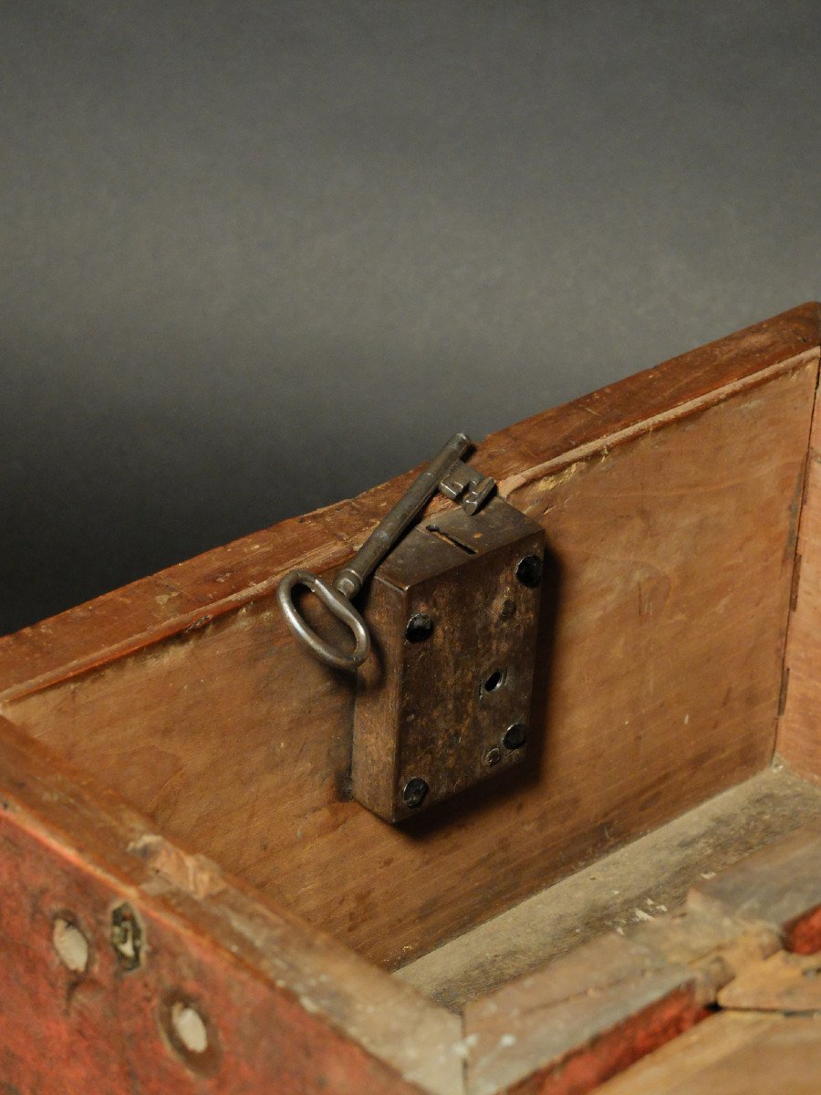 Wooden Box From The Beginning Of The 17th Century-photo-2