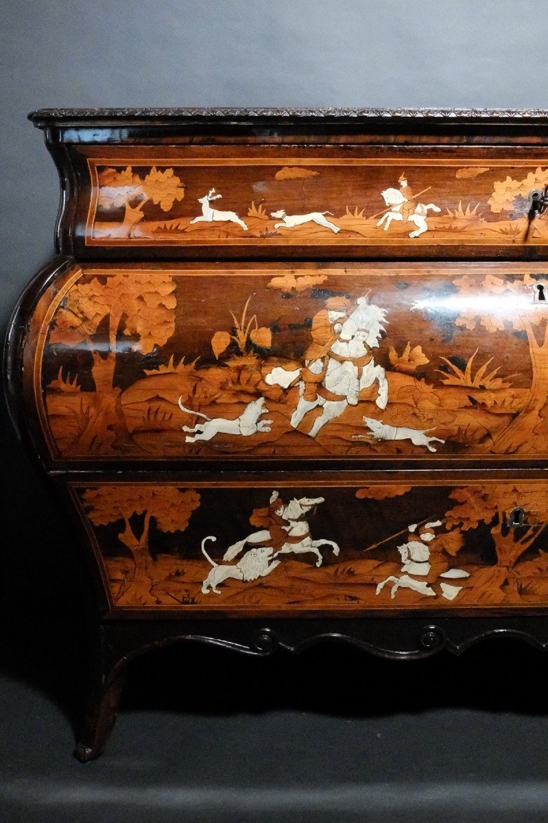 Commode italienne aux scènes de chasse - Lombardie, XVIIIème siècle-photo-1