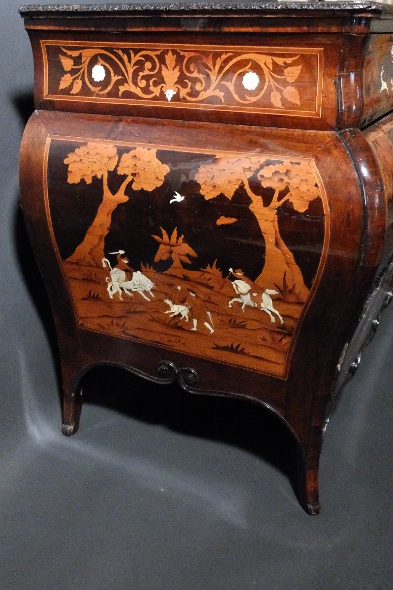 Commode italienne aux scènes de chasse - Lombardie, XVIIIème siècle-photo-2