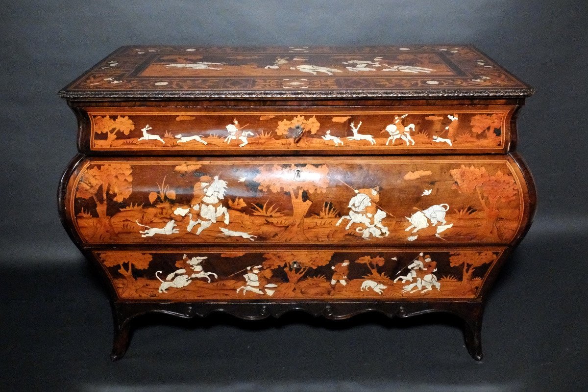 Commode italienne aux scènes de chasse - Lombardie, XVIIIème siècle