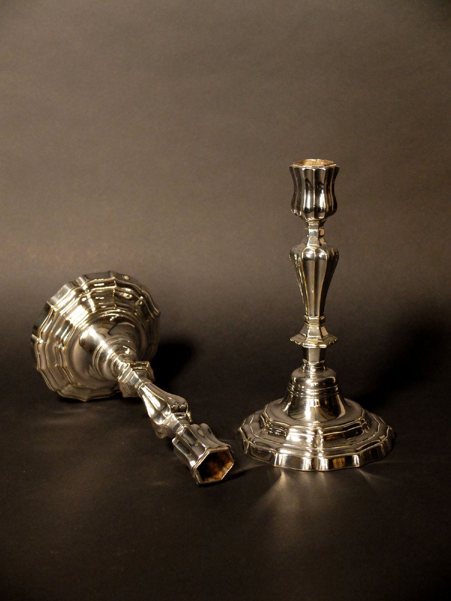 Paire de bougeoirs argentés d'époque Louis XV