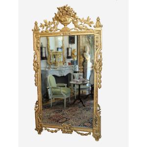 Important Louis XVI Period Mirror In Gilded Wood