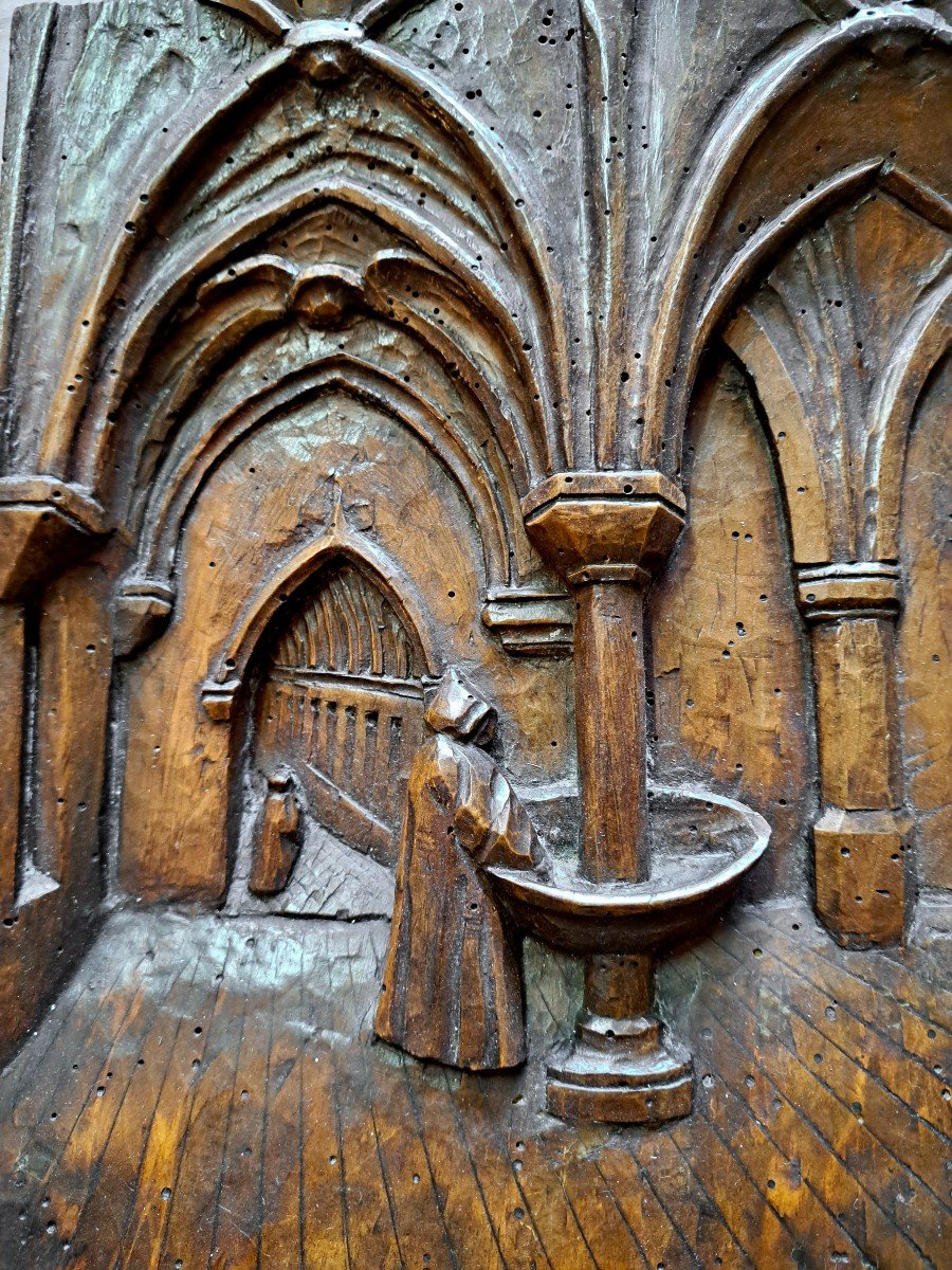 Panneau en noyer sculpté fin XVIIIe moines dans l'atrium d'un cloître 