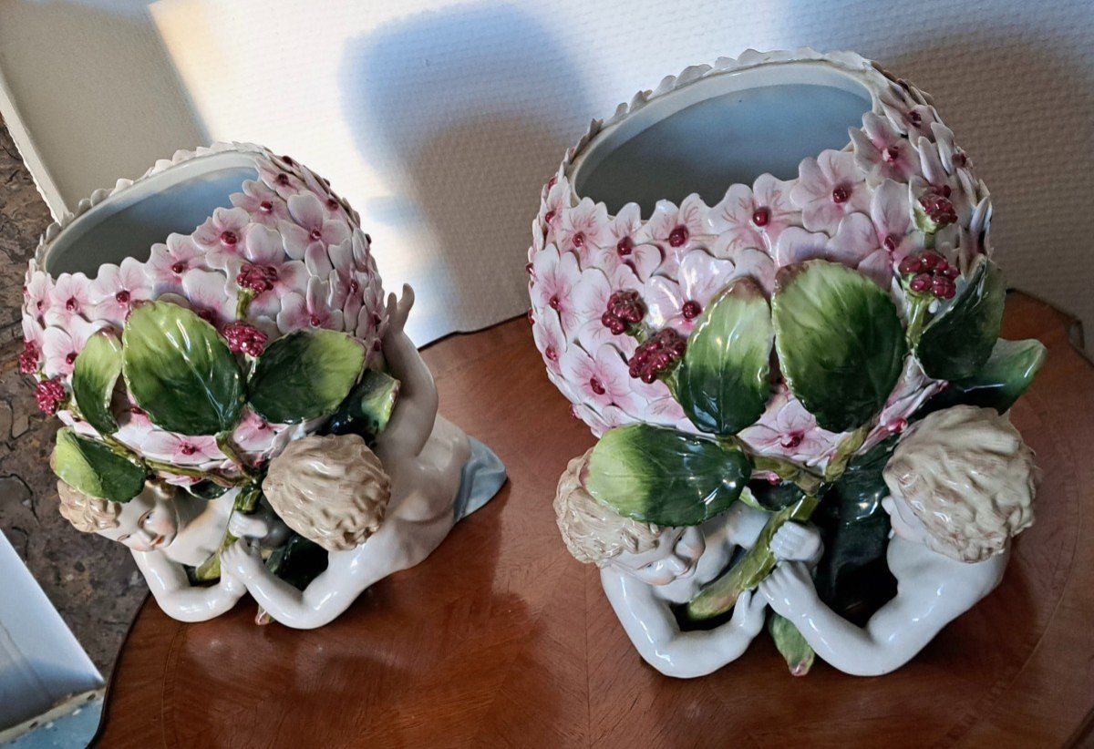 Paire de jardinières aux amours en porcelaine 