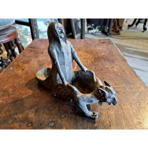 Vide poche sculpture en plomb  La mort chevauchant le diable