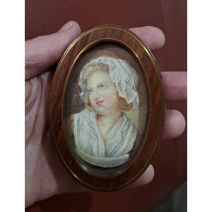 Miniature portrait d'une jeune femme rousse au bonnet XIXe