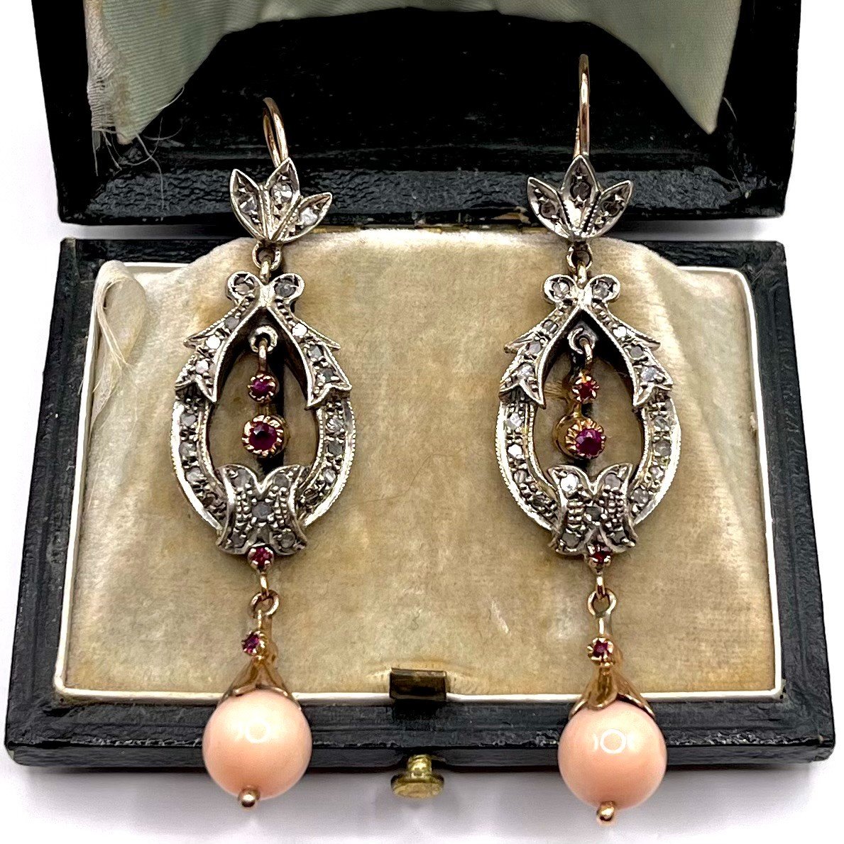 4611. Coral Earrings With Diamonds And Rubies