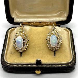 3780. Gold Earrings With Opal And Diamonds
